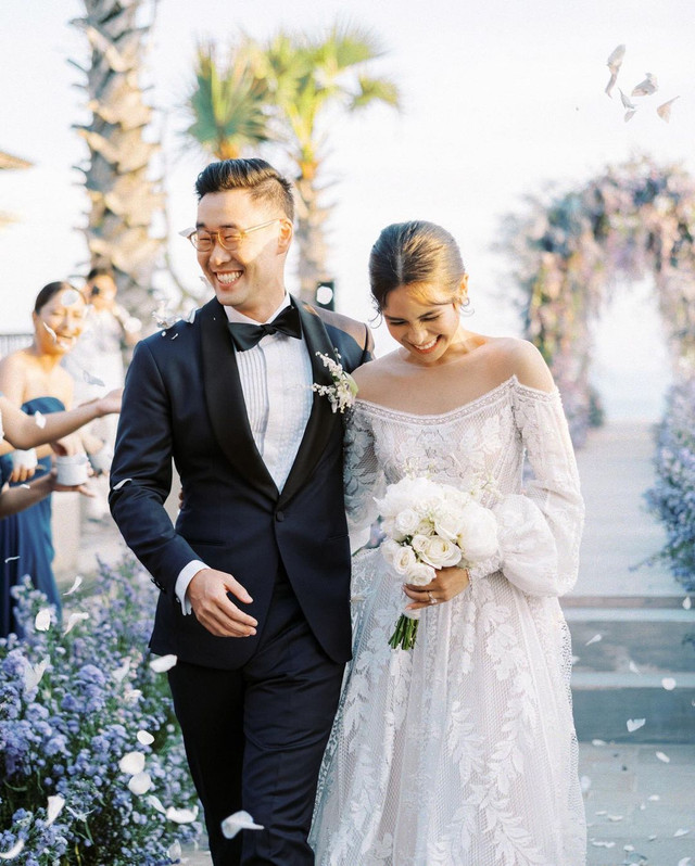 Tampilan Maudy Ayunda saat resepsi pernikahan di Bali. Foto: Instagram/@maudyayunda