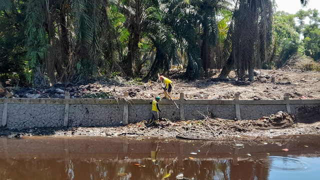 NORMALISASI dengan cara pengerukan daetah aliran Sungai Sail,  Senin (30/52022). (FOTO: SELASAR RIAU/LARAS OLIVIA) 
