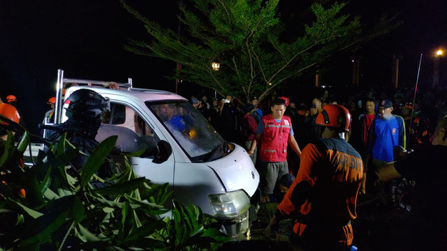 Satu orang dilaporkan meninggal dunia usai sebuah mobil yang digunakan untuk latihan menyetir jatuh di Embung Baturetno, Banguntapan, Kabupaten Bantul. Senin (30/5/2022). Foto: Arfiansyah Panji Purnandaru/kumparan