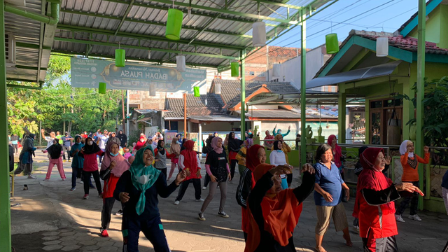 Masyarakat dari berbagai kalangan usia menyambut baik kegiatan Senam Bersama Warga Donoloyo