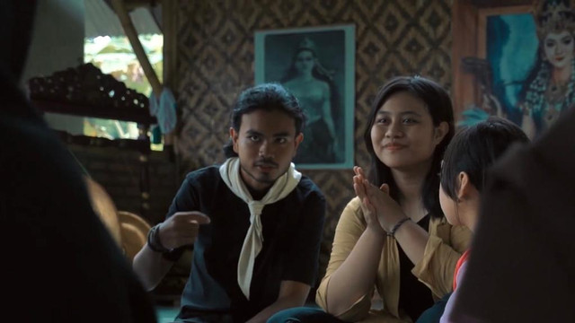 Salah satu mahasiswa IPB, Yosef Felix, melakukan proses pengajaran pendidikan lingkungan hidup terkait pentingnya menjaga lingkungan pada anak-anak di Kampung Tapos. Source : Dokumentasi tim