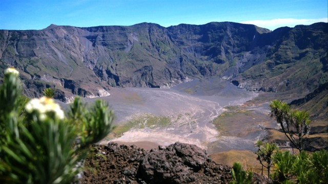 Salah satu sudut kaldera raksasa Tambora dari puncak jalur pendakian Piong. Foto: Harley Sastha