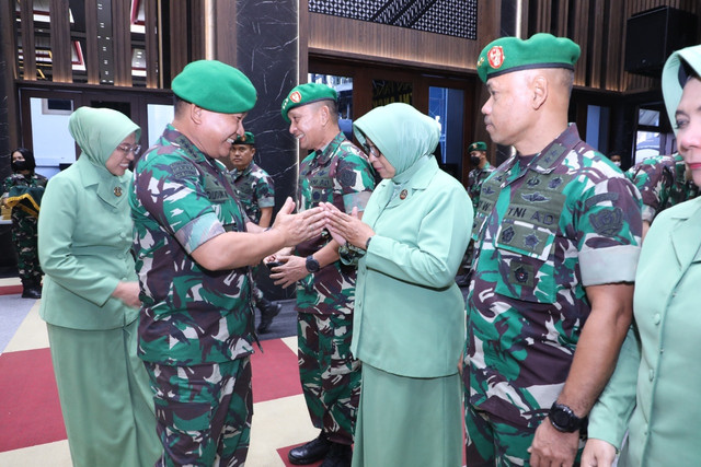 KSAD Dudung Abdurachman pimpin upacara kenaikan pangkat pati TNI AD, Selasa (31/5/2022). Foto: Dispenad