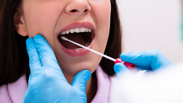 Ilustrasi ibu hamil tes DNA lewat swab pipi. Foto: Andrey_Popov/Shutterstock