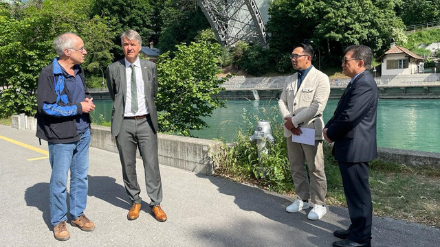 Ridwan Kamil ditemani Duta Besar Muliaman Hadad, dikunjungi oleh Walikota Kota Bern, Alec Van Graffenried, dan warga lokal Heinrich (kiri) di Sungai Aare, Kota Bern, Swiss. Foto: Kemlu RI
