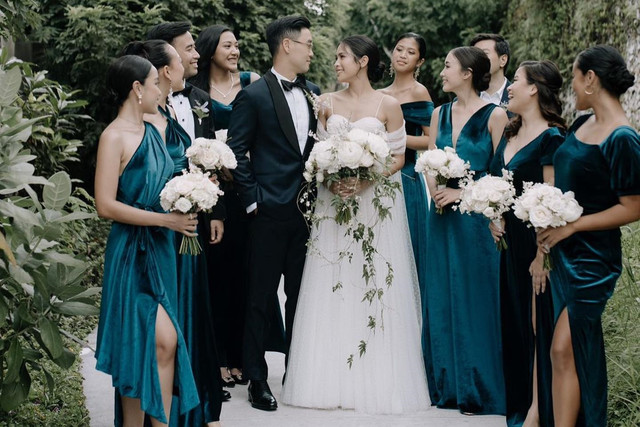 Maudy Ayunda dengan para Bridesmaid. Foto: Instagram/@putri_tanjung