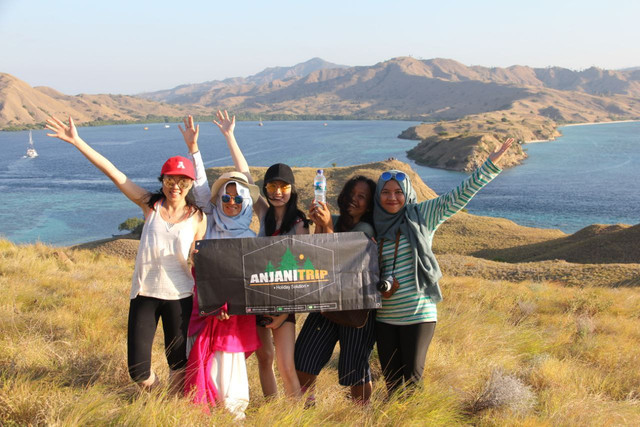 Anjani Trip menawarkan live on board, yaitu sensasi hidup di atas kapal pinisi mewah selama berwisata.
