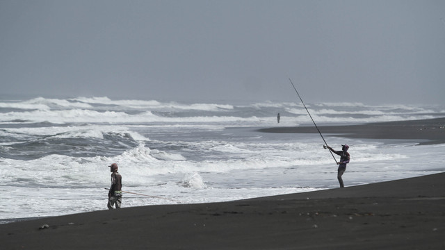 Warga memancing di Pantai Cemoro Sewu, Parangtritis, Bantul, DI Yogyakarta, Selasa (31/5/2022). Foto: Hendra Nurdiyansyah/ANTARA FOTO