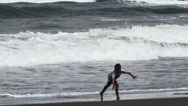 Wisatawan bermain air di Pantai Cemoro Sewu, Parangtritis, Bantul, DI Yogyakarta, Selasa (31/5/2022).  Foto: Hendra Nurdiyansyah/ANTARA FOTO