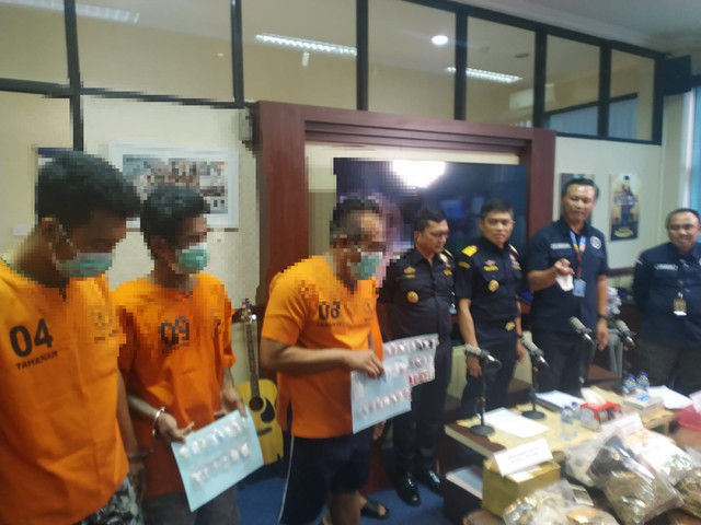 Para pelaku peredaran narkoba berkedok apotek di Bali - ROB