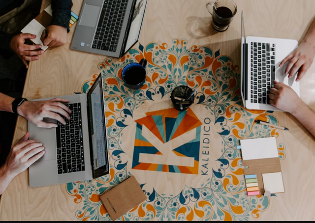 Ilustrasi industri perekonomian kreatif. Foto: unsplash.com/kaleidico