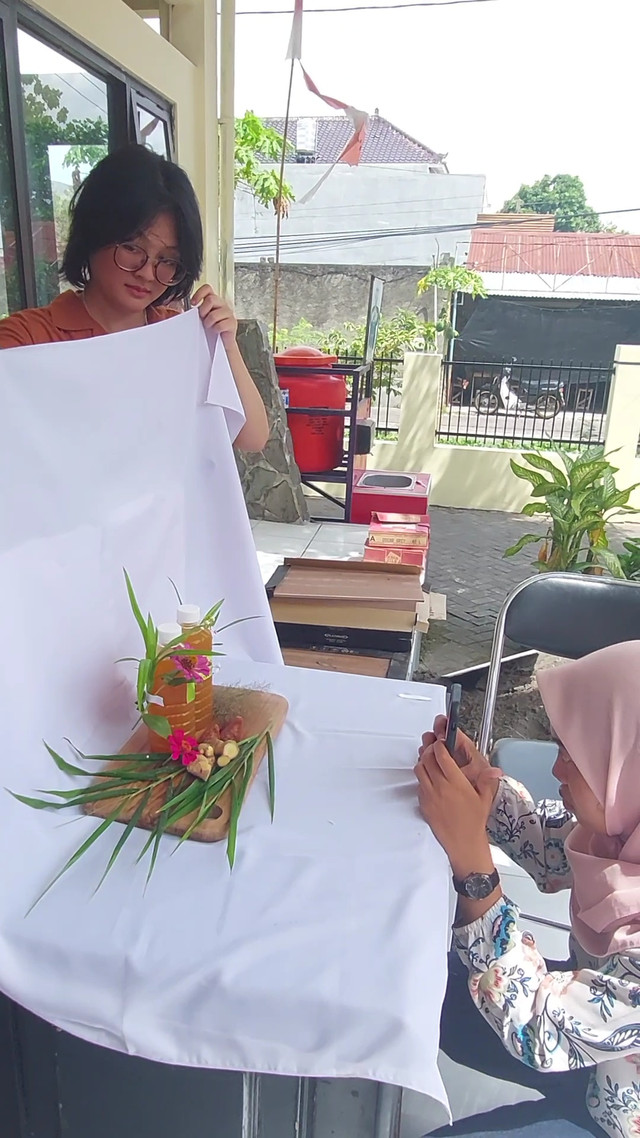 Proses Pengambilan Foto Produk UMKM Gebang Putih. Credit: Kelompok 23 KKNT MBKM