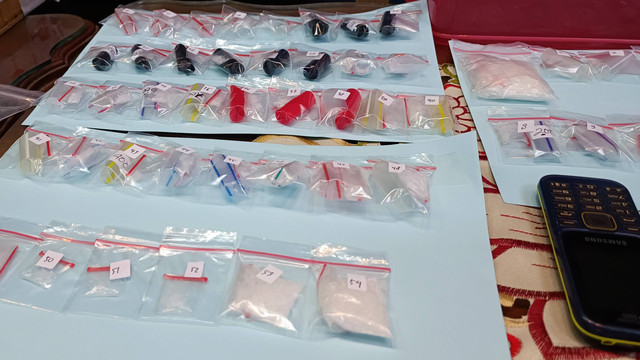 Barang bukti pelaku jaringan apotek sabu di Gedung BNN Bali, Selasa (31/5/2022).  Foto: Denita BR Matondang/kumparan