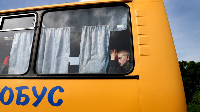 Anak-anak terlihat saat mereka dievakuasi dari kota Kupiansk yang diduduki pasukan Rusia, di pinggiran Kharkiv, Ukraina, Senin (30/5/2022). Foto: Ivan Alvarado/REUTERS