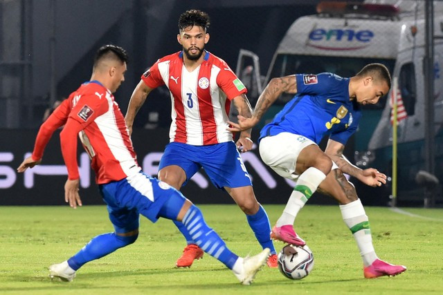 Pemain Timnas Brasil Gabriel Jesus berusaha melewati hadangan pemain Timnas Paraguay pada pertandingan Kualifikasi Piala Dunia 2022 di Estadio Defensores del Chaco, Asuncion, Paraguay. Foto: NORBERTO DUARTE / AFP