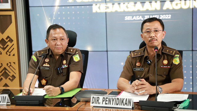 Kapuspenkum Kejagung Ketut Sumedana (kiri) bersama Direktur Penyidikan Jampidsus Kejagung Supardi. Foto: Kejagung