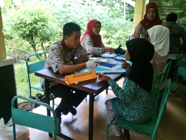 Dosen Spesialis Medikal Bedah "Prima Trisna Aji" ketika melakukan pemeriksaan mata pada pasien/photo by : @PrimaTrisnaAji On Facebook