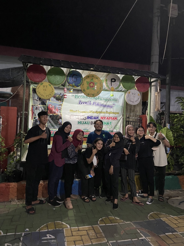 Pembuatan Teknologi Tepat Guna Hidroponik oleh Kelompok 23. Credit: Kelompok 23 KKNT MBKM
