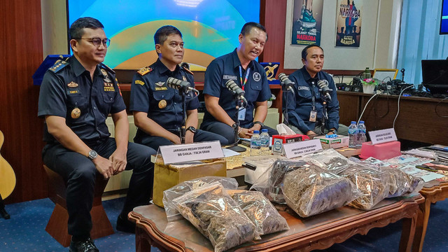 Kepala BNN Bali Brigjen Gede Sugianyar (dua dari kanan) dan Kabid Pemberantasan BNNP Bali I Putu Agus Arjaya (paling kanan) saat rilis kasus apotek sabu di BNN Bali. Foto: Denita br Matondang/kumparan