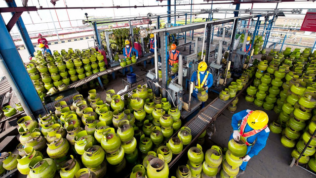 Petugas Pertamina mendistribusikan BBM dan LPG bersubsidi. Foto: Pertamina