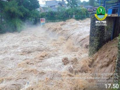 Hujan deras sebabkan banjir arus deras di permukiman warga Puncak, Bogor. Foto: Dok. Istimewa