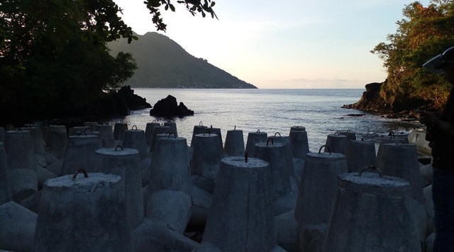 Sejumlah tetrapod di kawasan Pelabuhan Sulamadaha yang berhadapan langsung dengan Pulau Hiri. Foto: Wawan Ilyas/pemuda Pulau Hiri