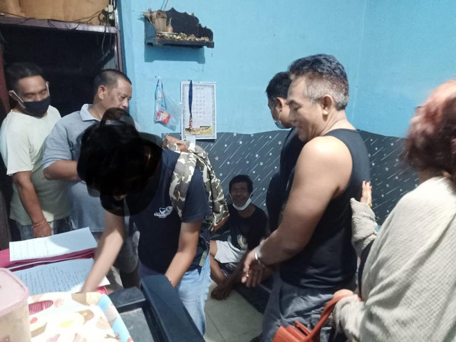 BNN Bali menggeledah rumah bak apotek sabu di Jalan Gajah Mada, Banjar Penataran, Desa Kendran, Kecamatan/Kabupaten Buleleng, Bali. Foto: Dok. BNN Bali