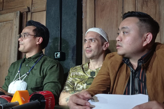 Gary Iskak dan tim kuasa hukum di kawasan Bintaro, Jakarta Selatan, Selasa (31/5/2022). Foto: Giovanni/kumparan