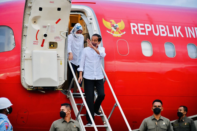 Presiden Joko Widodo dan Ibu Iriana Joko Widodo tiba di Bandar Udara Haji Hasan Aroeboesman, Kabupaten Ende, Nusa Tenggara Timur (NTT), Selasa (31/5/2022).  Foto: Laily Rachev/Biro Pers Sekretariat Presiden