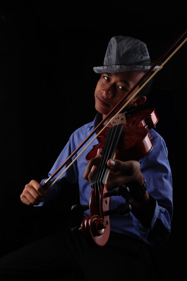 Alat musik biola. Sumber: unsplash.com