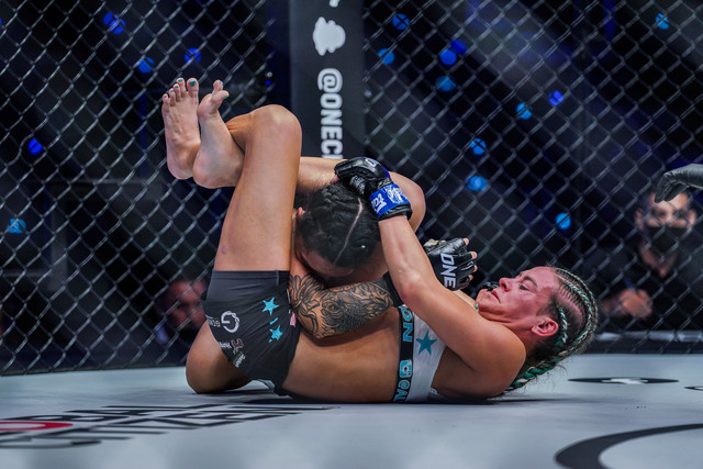 Alyse Anderson mengunci Asha Roka lewat teknik triangle choke dalam ajang ONE 157 pada 20 Mei. Foto: ONE Championship