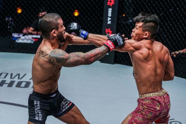 Alex Silva (kiri) saat menghadapi Adrian Mattheis dalam ajang ONE: LIGHTS OUT pada 11 Maret. Foto: ONE Championship