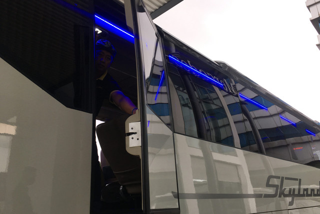 Ilustrasi membuka pintu darurat bus. Foto: Sena Pratama/kumparan