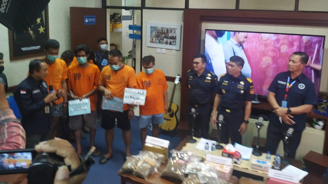 BNNP saat menunjukkan para pelaku dan barang-bukti 'apotek' sabu - IST