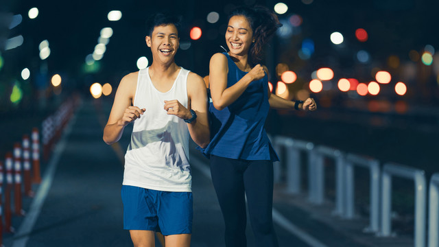 Ilustrasi pasangan berolahraga pada malam hari. Foto: TORWAISTUDIO/Shutterstock