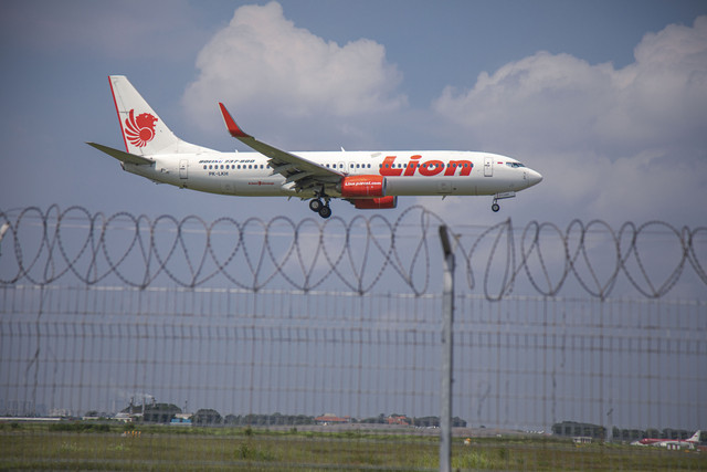 Pesawat Lion air mendarat di Bandaran Soekarno Hatta di kawasan Tangerang, Banten. Foto: Aditia Noviansyah/kumparan