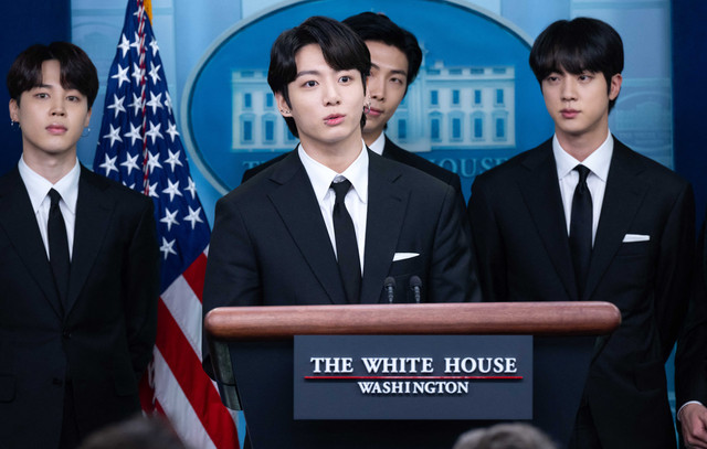Band Korea BTS saat konferensi pers di Brady Press Briefing Gedung Putih di Washington, DC, 31 Mei 2022. Foto: SAUL LOEB / AFP