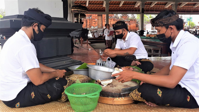 Sejumlah pemuda di Denpasar mengikuti lomba lawar menjelang hari raya Galungan - IST