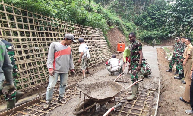 Prajurit TNI dari Kodim 0615 Kuningan tengah membangun akses jalan penghubung daerah terisolir di Kabupaten Kuningan, Jabar. (Andri)