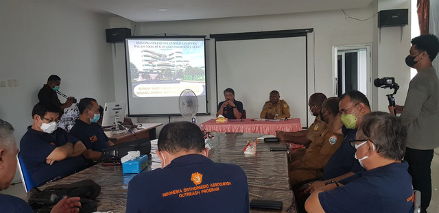 Rapat persiapan Outreach PP PABOI bersama Dr. Anton Tony Mote Direktur Utama RSUD Jayapura, Ketua Umum PABOI DR. dr. Edi Mustamsir, Sp.OT(K), Ketua Kolegium Orthopaedi dan Traumatologi dengan Dr. dr. Ferdiansyah, Sp.OT(K) serta Ketua PABOI Cabang Sulsel Bar, Irian Jaya dr. Jainal Arifin, Sp.OT(K), M.Kes., di RSUD Jayapura, Senin (30/5) kemarin.