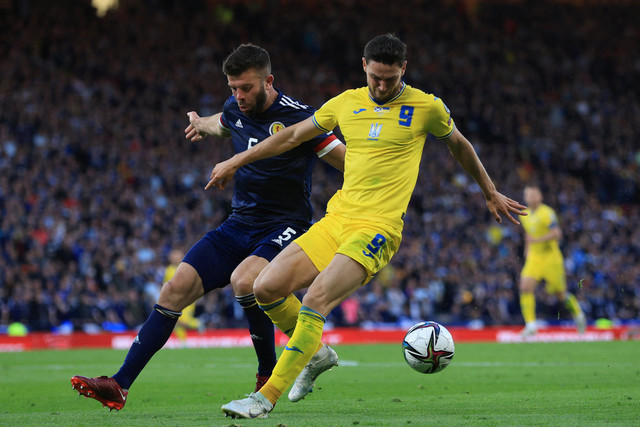 Pemain Timnas Ukraina Roman Yaremchuk berusaha melewati pemain Skotlandia Grant Hanley pada pertandingan playoff Piala Dunia 2022 zona Eropa di Hampden Park, Glasgow, Skotlandia. Foto: Lee Smith/REUTERS