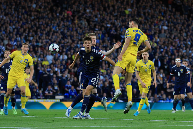 Pemain Timnas Ukraina Roman Yaremchuk mencetak gol ke gawang  Skotlandia pada pertandingan playoff Piala Dunia 2022 zona Eropa di Hampden Park, Glasgow, Skotlandia. Foto: Lee Smith/REUTERS