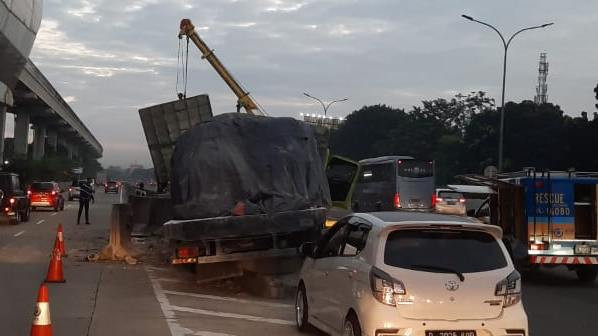 Truk tabrak tiang rambu jalan di Tol Jagorawi arah Jakarta, Kamis (2/6). Foto: Dok. Istimewa