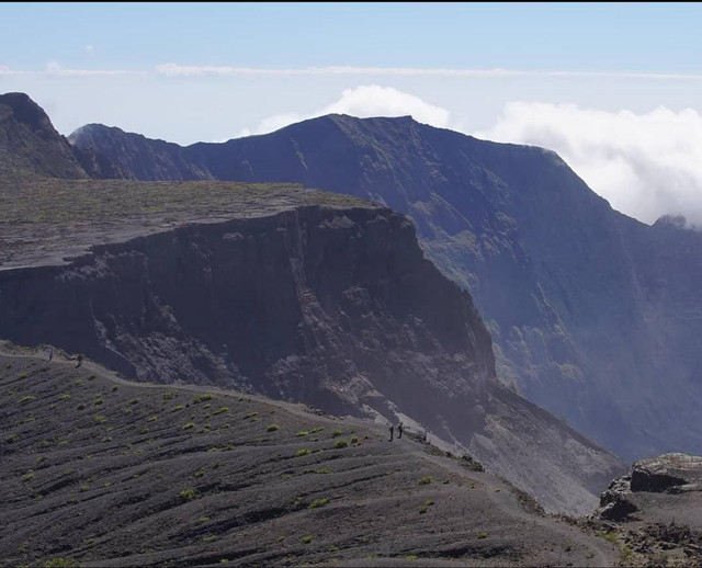 Dua pendaki berjalan di lautan pasir di tubir atau gigiran puncak Kaldera Tambora, jalur pedakian Pancasila. Foto: Balai TN Tambora.