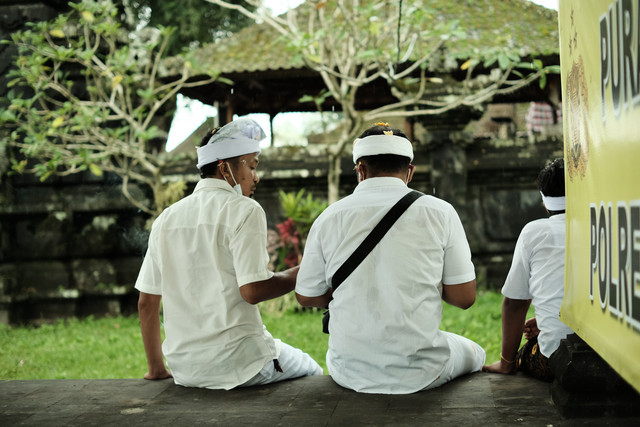 Ilustrasi perwujudan sikap saling menghormati antar pemeluk agama, sumber foto oleh Aditya Nara on Unsplash