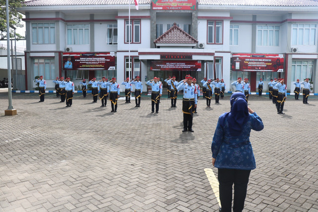 Lapas Pemuda Madiun saat menyambut Inspektur Wilayah VI Itjen Kemenkumham, Luluk Ratnaningtyas pada Rabu(1/6/2022)sore. (Foto : Humas Lasdaun)