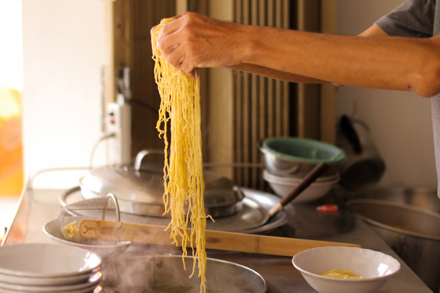 Ilustrasi bisnis mi legendaris. Foto: pungpuiwa/Shutterstock