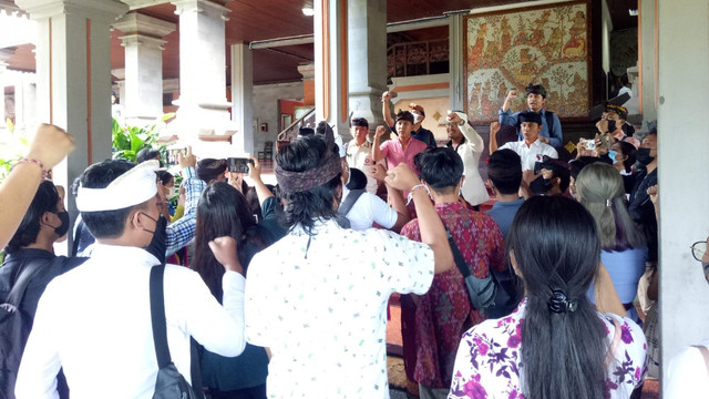 Alumni SMA Bali Mandara saat berada di DPRD Bali - LSU