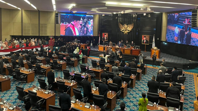 Rapat Paripurna prosesi pelantikan Khoiruddin dan Rani Mauliani sebagai Wakil Ketua DPRD DKI Jakarta di Gedung DPRD DKI Jakarta, Kamis (2/4). Foto: Haya Syahira/kumparan
