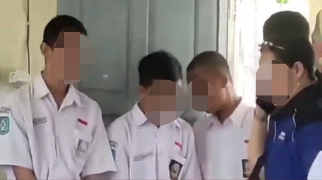 Dari rekaman video berdurasi 14 detik itu nampak seorang oknum guru SMK menampar wajah siswanya. Foto: IST/InfoPBUN